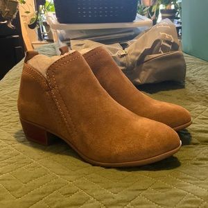 Boots size 7W
